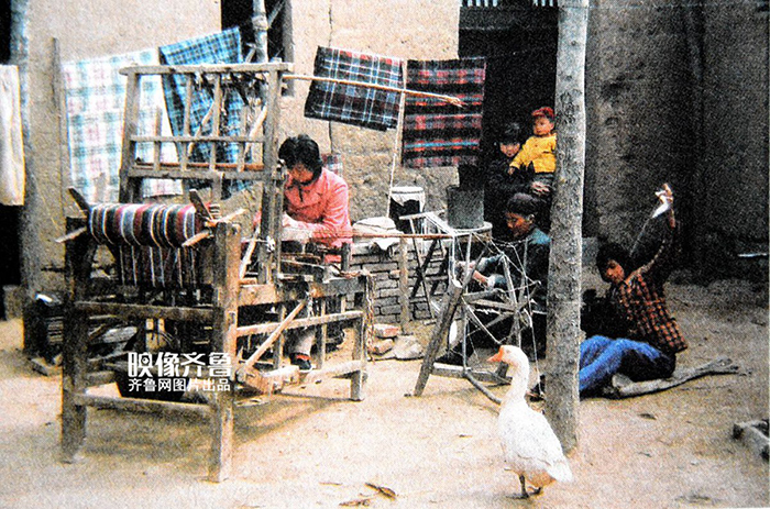 20世纪80年代纺织女在家院里织锦.