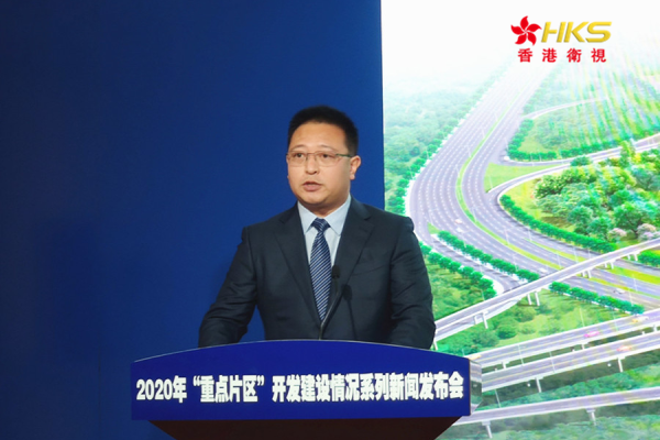 (莱山区政府副区长陈浩鹏介绍高铁新区开发建设有关情况)