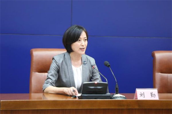 (济南市政府新闻办主任刘勤主持发布会)