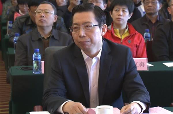 (烟台市副市长崔宗涛主持开幕式)
