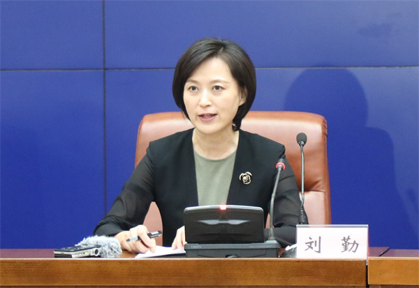 (中共济南市委宣传部副部长,市政府新闻办公室主任刘勤主持会议并介绍
